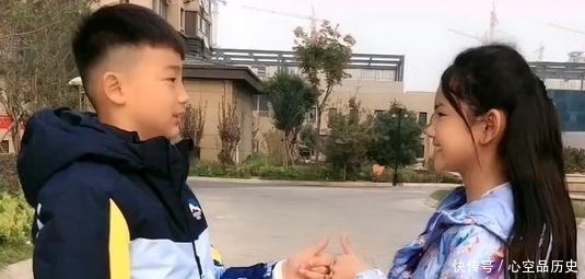 父母|“妈,你当年是被我爸绑架了吗?”网友晒父母老照片,颜值差距大