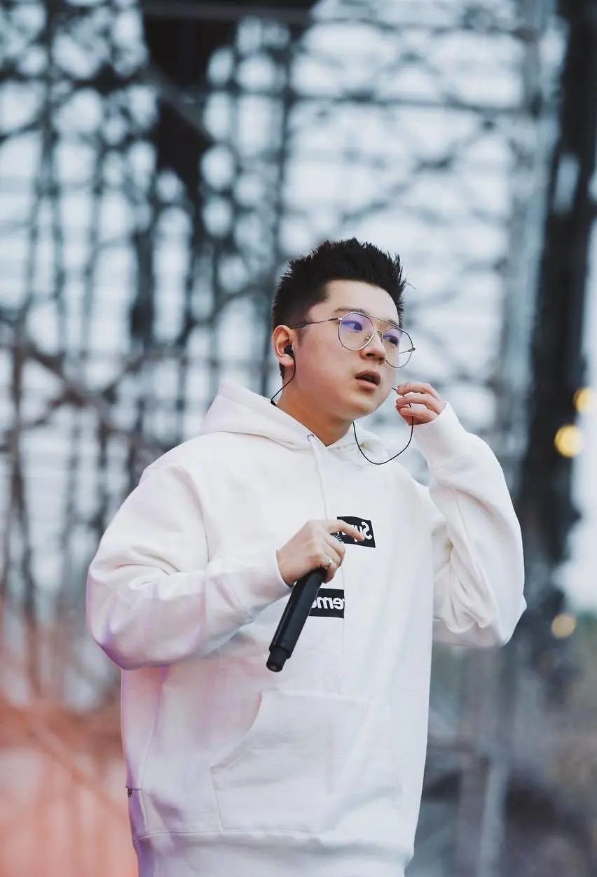 微博|王以太演出被香槟喷满脸,半个嘻哈圈为他道不平!香槟男:下一个目标GAI!
