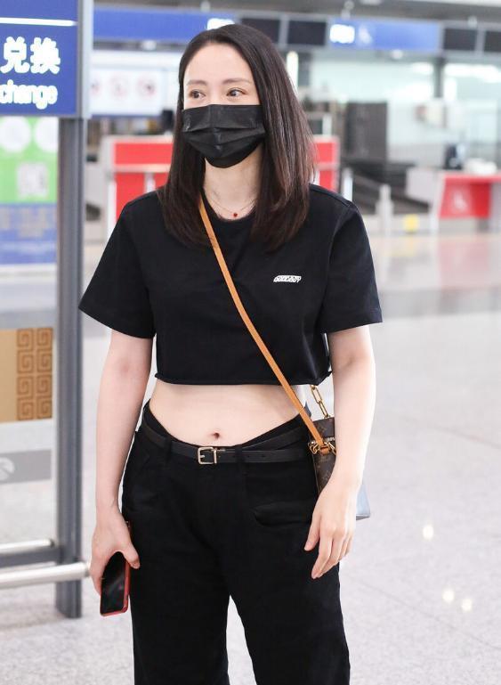 董璇|本以为奔四董璇很普通,看到衣摆后太时髦,露出小蛮腰太吸睛