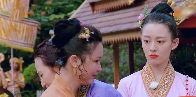 蔡少芬|蔡少芬张歆艺玩泼水游戏,看到他们的脸上溅满了水