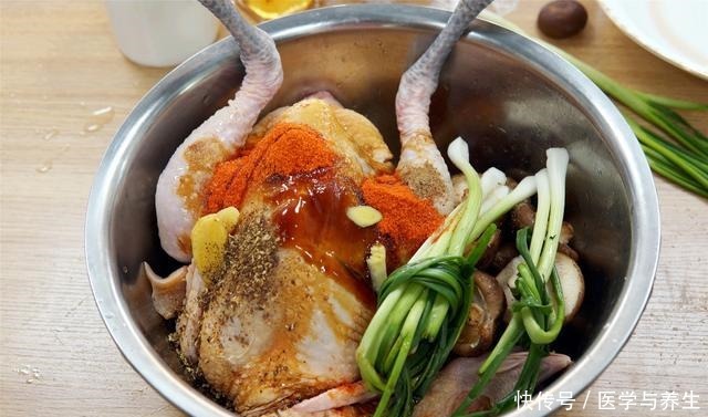 滴水|把整只鸡扔进电饭煲,不放1滴水和油,出锅香过吃烤鸡,太解馋了