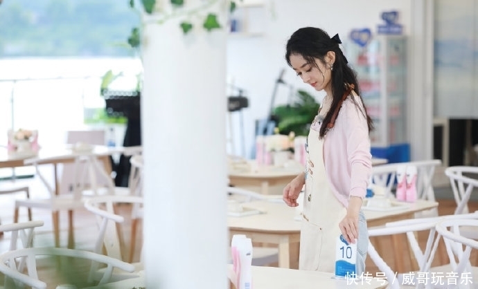  甜美|赵丽颖录制《中餐厅》，穿粉色针织衫少女感十足，甜美又减龄