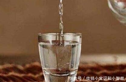 方法|白酒是不是勾兑酒学会这个方法,一眼就能看出,不怕买到假酒了