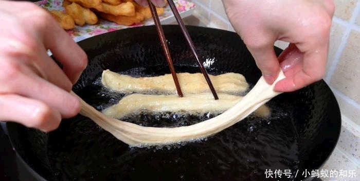 朋友|炸油条时,有人加鸡蛋,有人加泡打粉,其实都不对,教你正确做法