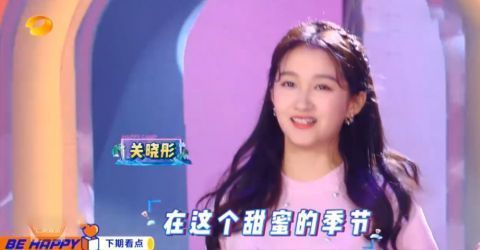  何炅|关晓彤做客《快乐大本营》，罕见秀恩爱cue鹿晗，黄景瑜何炅的反应超真实