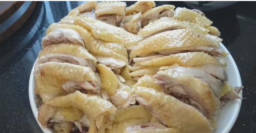 客家|做白切鸡是蒸还是水煮?教你客家正宗做法,2种蘸料,吃着最美味