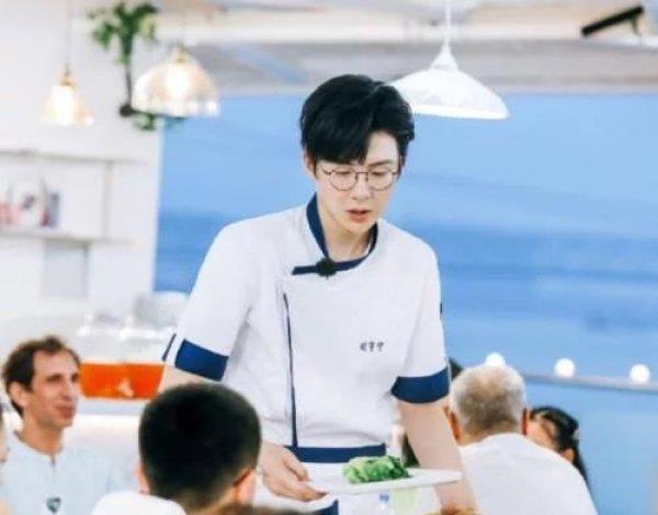  刘宇宁|刘宇宁长得怎么样？听到《中餐厅》客人对他的评价，真有眼光