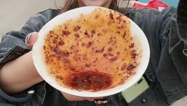 大妈|大妈街边卖小吃，3元2个，打开锅盖竟是一堆碗，翻开后原来是它