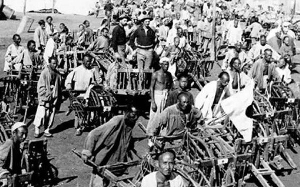 罕见|罕见老照片：图4是穷车夫草鞋都买不起，有钱的乘客自己打着伞！