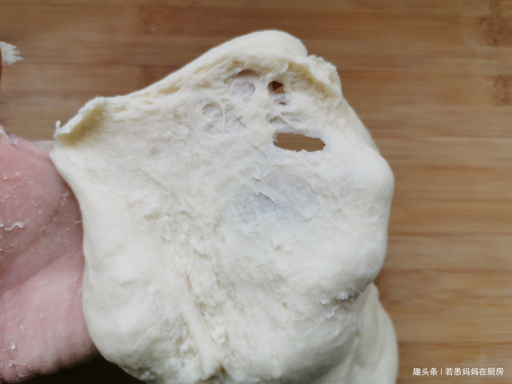  饼铛|自己在家做面包，3个动作15分钟揉出手套膜，烤箱电饼铛都能做