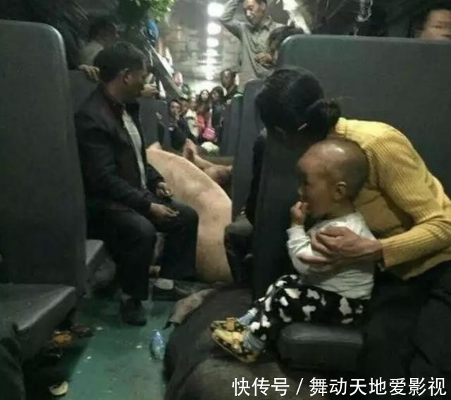 街上|“看这女子的裙子真的挺任性，走在街上我都替她感到尴尬”哈哈哈