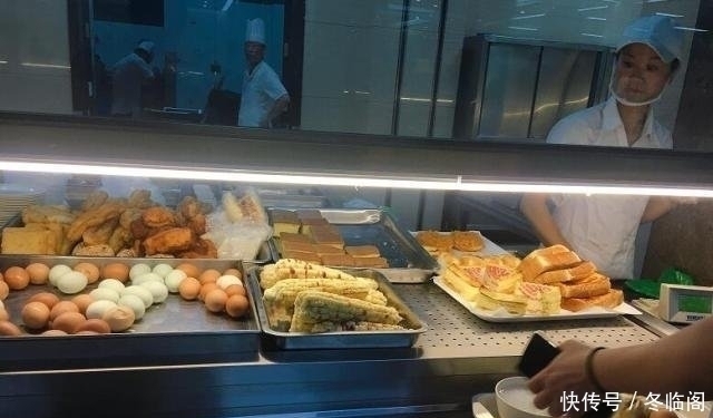 吃早饭|早餐店推出一元自助餐,食客吃得欢天喜地,结账时气得骂老板
