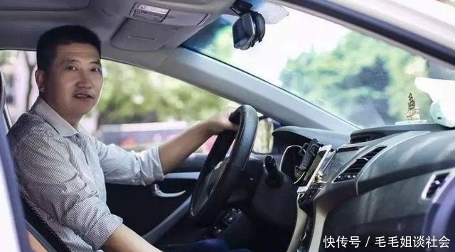  深夜|女子深夜打滴滴回家，司机回头看她二十几次，司机：我能不看吗？