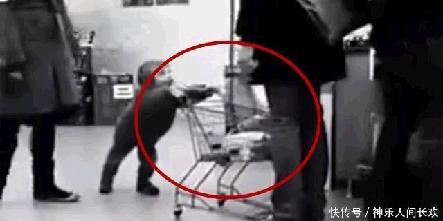无动于衷|熊孩子用购物车撞男子,宝妈却在一旁无动于衷,看男子的做法太爽