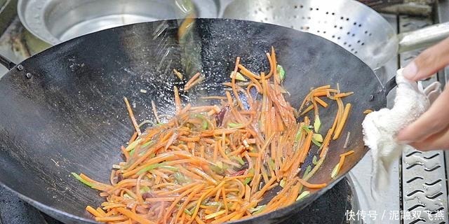 不粘锅|这才是地道的家常菜,大厨教你胡萝卜炒粉条技巧,粉条爽滑不粘锅
