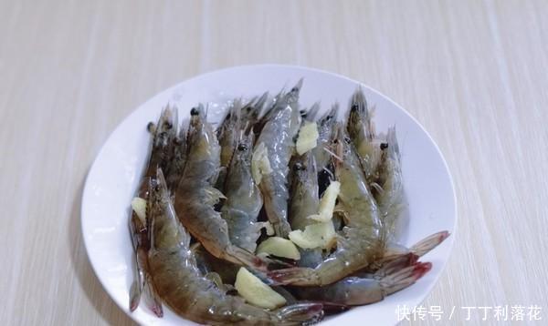 制作|制作海鲜时,不仅要加姜和盐,还要多加“两味”来制作味道鲜美
