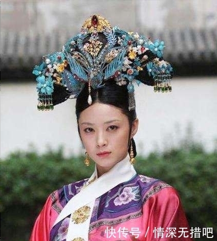 更是|清朝妃嫔系在胸前的白布条,除了装饰之外,其实更是为了方便皇帝