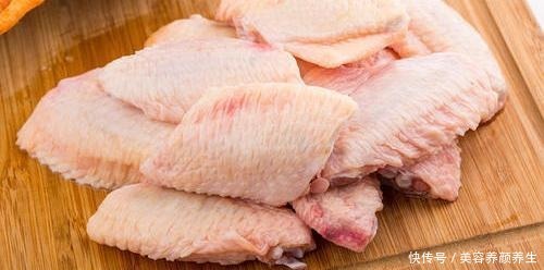 清水冲洗干净|烹饪鸡翅时,先焯水还是先腌制7成人弄不清这步,难怪鸡翅老柴