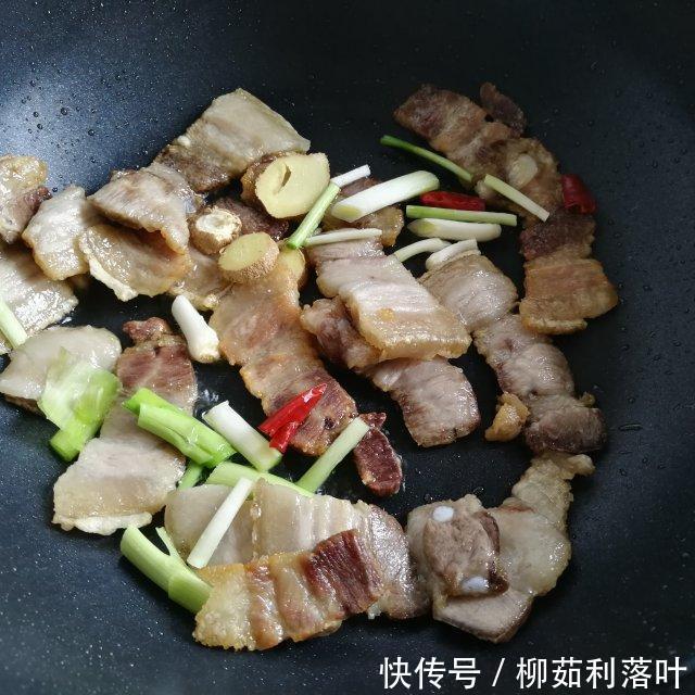 微辣|包菜炒回锅肉,肉香菜鲜,微辣可口