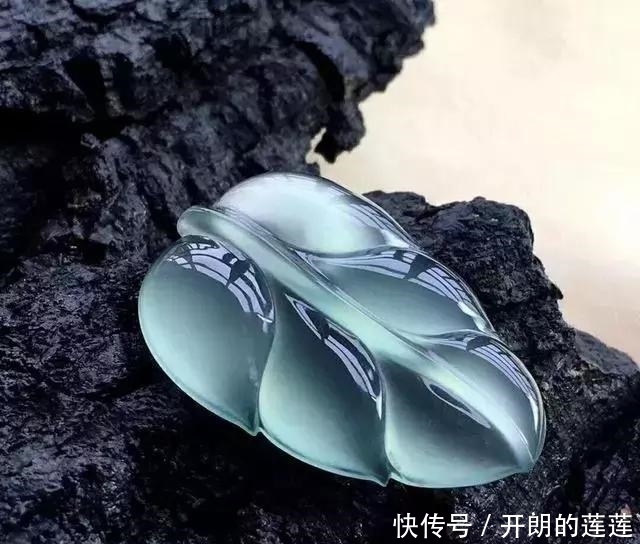 老大爷|老大爷嫌自己佩戴的翡翠水头不太好,用水一泡后,一看吓了一跳!