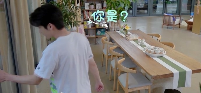  剧情|谭松韵冒雨重返节目组，谁注意张新成下意识反应？怕是偶像剧情