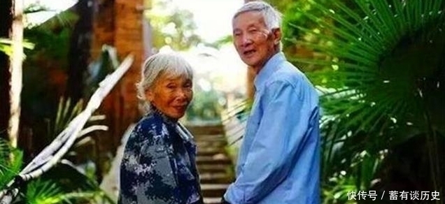  老夫妻|老夫妻到银行转账300万，工作人员立马报警，却揭开老人真实身份