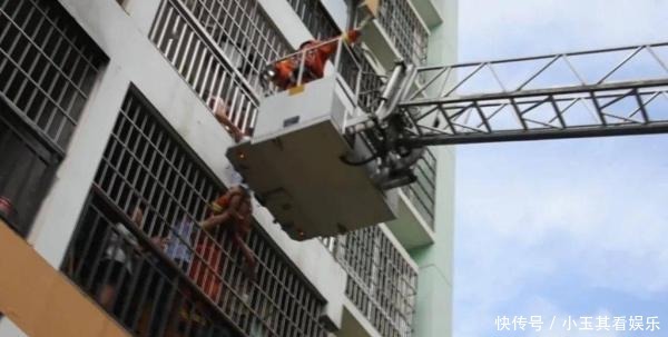  小孩|惊险！男童悬挂四楼防盗网，摇摇欲坠一刻他们来了！