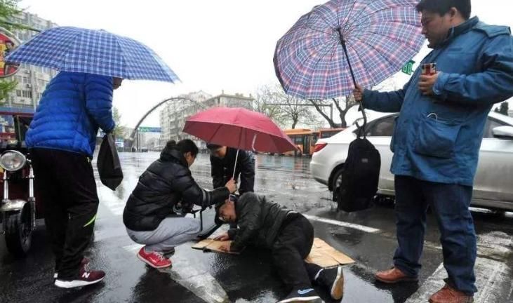 水沟|江苏84岁老人摔倒,路人扶起反被讹2000,家人有生命危险快赔钱