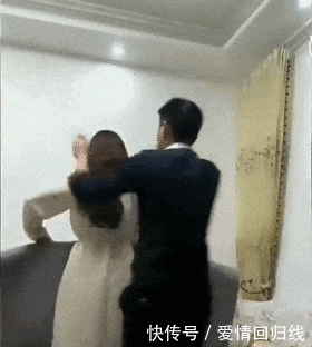 美女|搞笑GIF：美女直播吃辣椒，真是花样百出