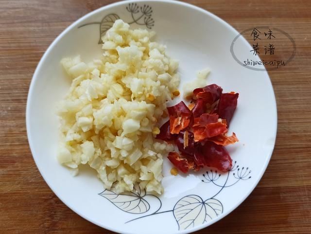 苜蓿菜|春天碰到这野菜别犹豫,我一买就是20斤,营养价值高,常吃身体好