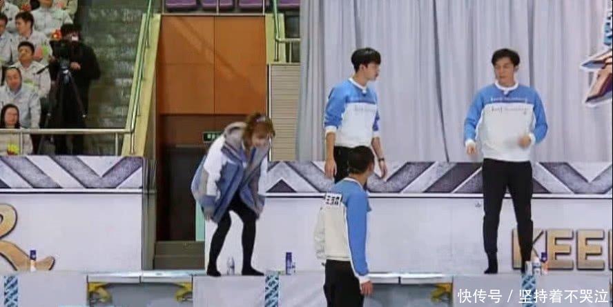  惊现|跑男惊现穿帮镜头，宋雨琦踩指压板还“造假”，网友：再也不看！