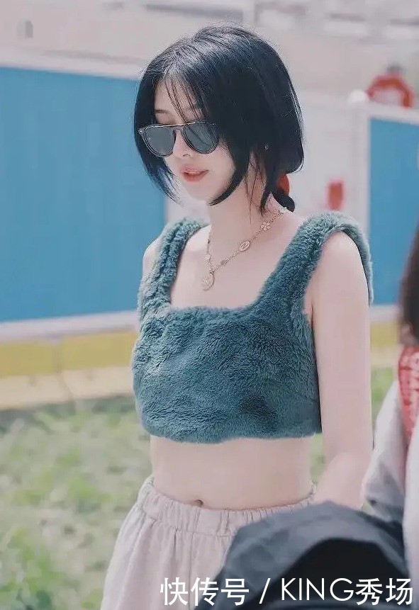 放开|赵小棠终于放开了,大胆挑战“儿童背心”,秀出“蝼蚁腰”贼撩人