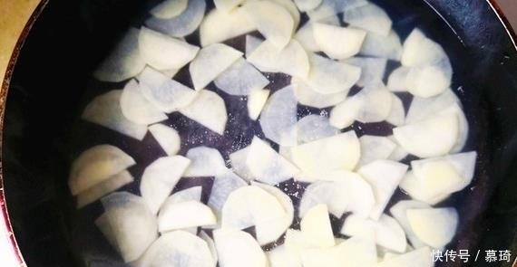 即可|夏天懒人的必备菜，凉拌土豆片，脆嫩爽口，辛辣可口，2分钟即可学会