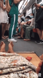 视频|在地铁上直播睡觉、吃东西？民警：为主播送出两副手铐