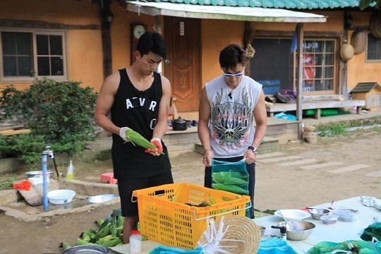  抄袭|《向往》再陷“抄袭”事件，不止内容框架一样，连时间先导也雷同