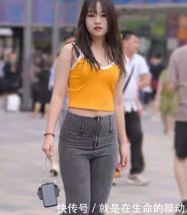 帅气|牛仔裤能更好地展现曲线美,彰显腿部线条,优雅干练又帅气