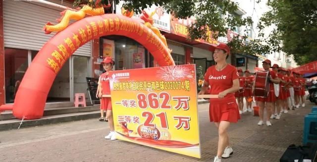 岑巩|岑巩一位彩民连续一年“死守”一组号码，最终893万大奖花落他家