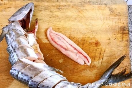 鱼肉|炖鱼时,别放酱油和醋了,大厨分享1招,鱼肉又鲜又嫩,还不腥