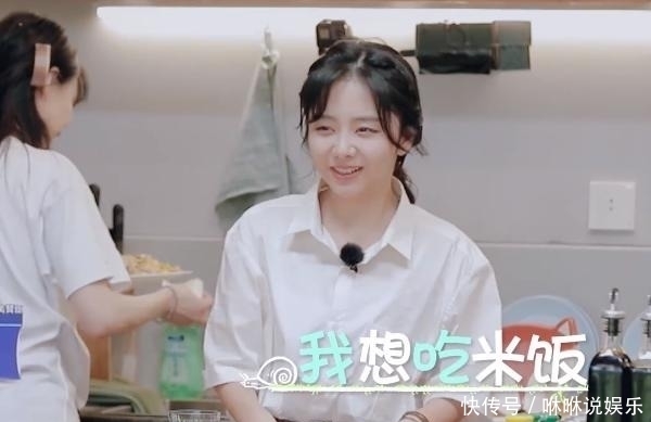 表情|郑爽减肥不吃荤菜,自己开小灶炒青菜,当她装盘时谭松韵表情亮了