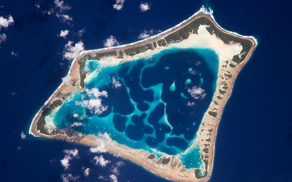 拥有|倒数第一经济体:靠太阳能发电人均拥有5头猪,居民全是双重国籍