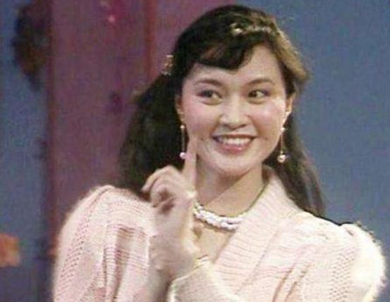  发福|33岁开始主持春晚，嫁出国门无人知;如今61岁却发福到认不出