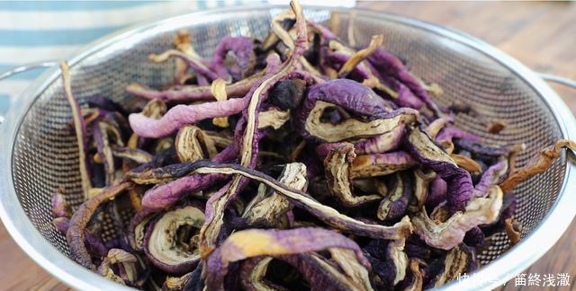 冬天|茄子这样处理下,30一斤都不贵,到冬天烩菜比吃肉还香