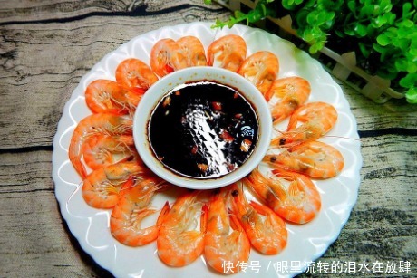 腥味|水煮大虾时,有人放盐,有人放香油,都错了!加点它,鲜嫩无腥味