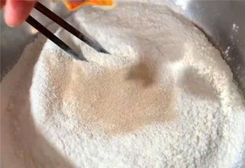 油炸|教你一个面粉新吃法,不用油炸不用蒸,出锅吃光光,给肉也不换