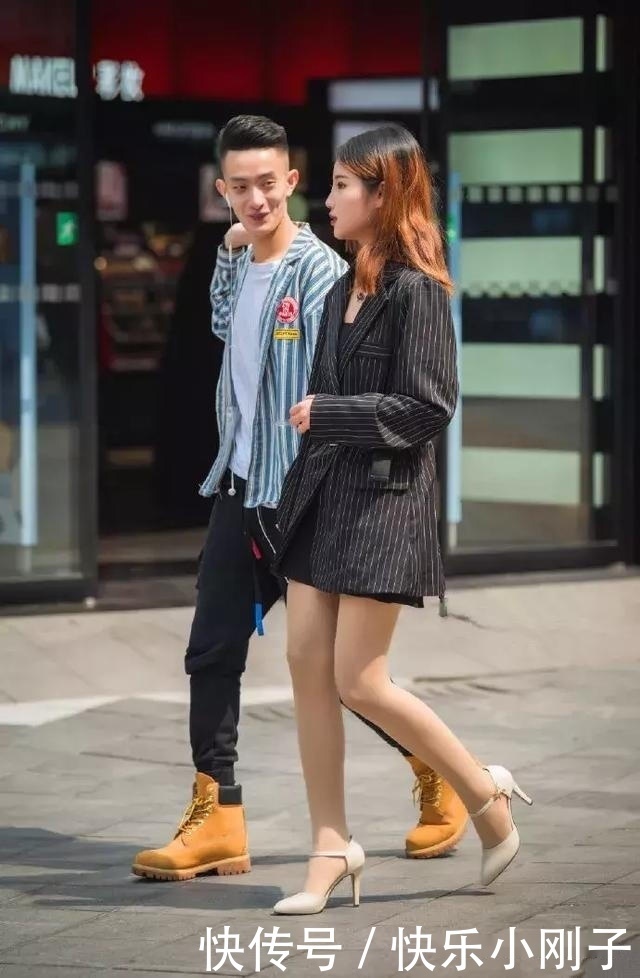 看起来|带着青春与朝气,这位小姐姐的微笑看起来是不是十分的甜美