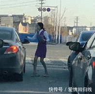 美女|搞笑GIF：美女直播吃辣椒，真是花样百出