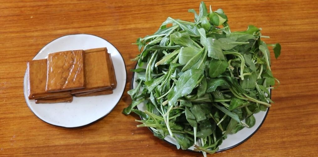 香油|马兰头是春天里的时令蔬菜,配上香干和香油,味道太香了