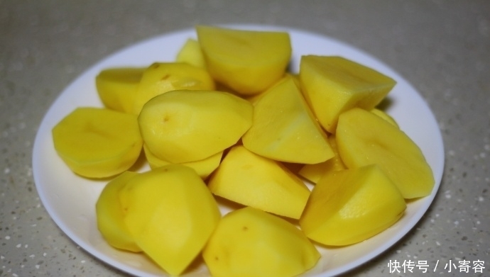 汤汁|土豆炖排骨,这样做,半小时轻轻松松出锅,好吃得连汤汁都不剩