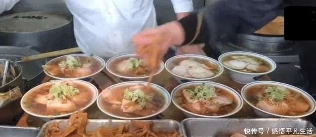顾客|大哥卖面1碗10元仅有1口面,天天排10米长队,顾客我是冲肉来的