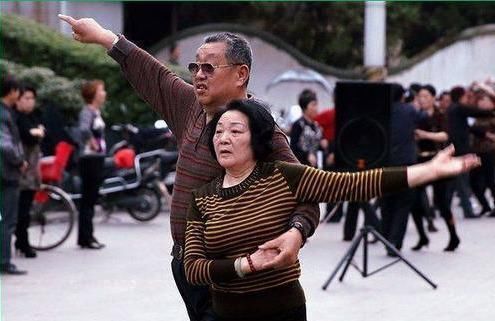 房爷爷|两老人跳广场舞相恋欲结婚，大妈坚持房本上加大爷名字，儿子暴怒